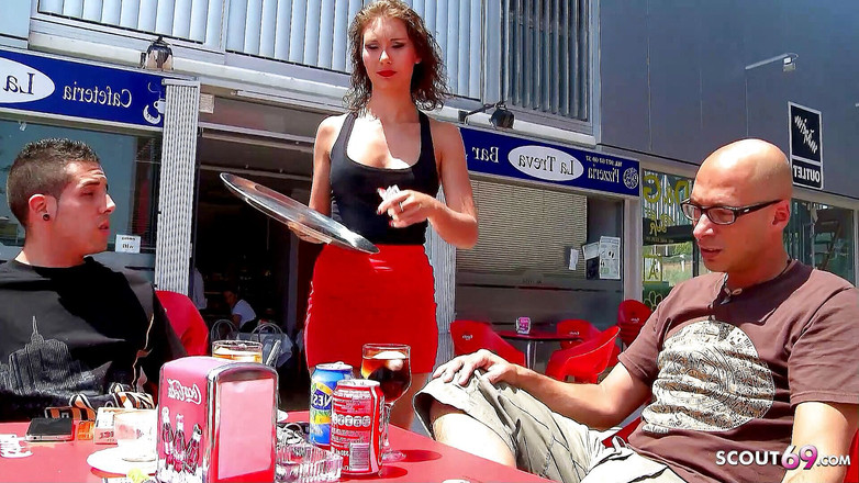 Full porn collection: 男たちは細い十代のウェイトレスクリスタルを拾い、失われた場所で叩かれた