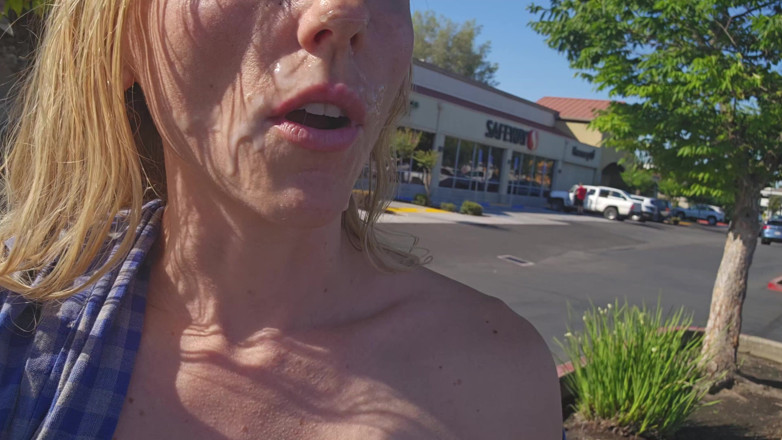Sav Moolah: Petite blond deepthroats kuk på allmän parkeringsplats