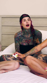 止まらないくしゃみの三人の女の子たち:Mars Solo、Inked2plz、Andi Wild