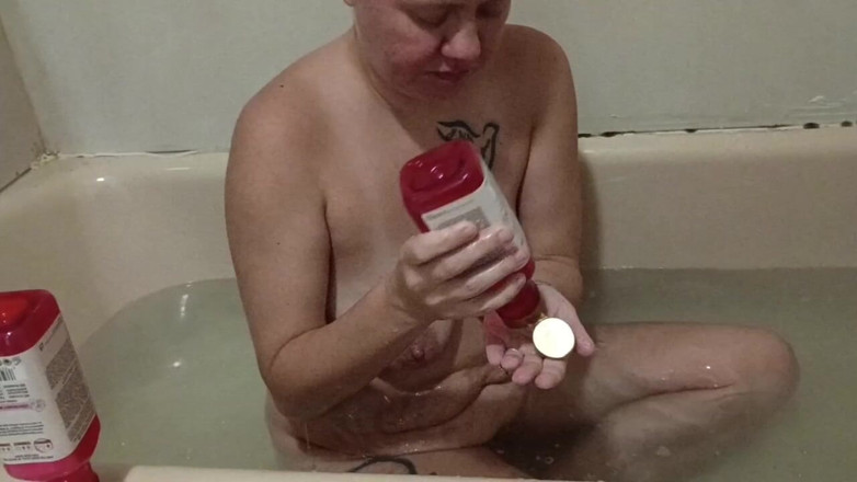 JolisaXXX: Blonde ehefrau rasiert sich in der wanne