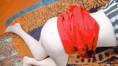 Kitty_Cross: Femboy sieht schüchtern aus, während sie mit dem seidigen band...