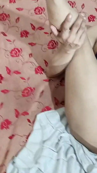 De hete vrouw van de buurman cuckold wordt zonder condoom anaal hard geneukt door een Indische Desi pik in grote kont te geven