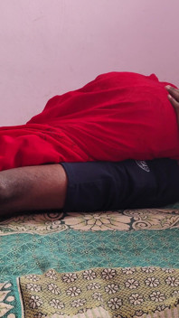 Bini desi India saya dikongkek semasa dia menanggalkan kasutnya