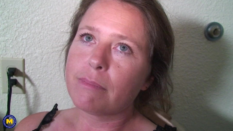 Mature NL: Dojrzała dama z pięknymi napaloną oczami uwielbia grubego czarnego kutasa