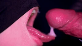 Närbild av min unga styvsyster som äter hela min sperma med munnen