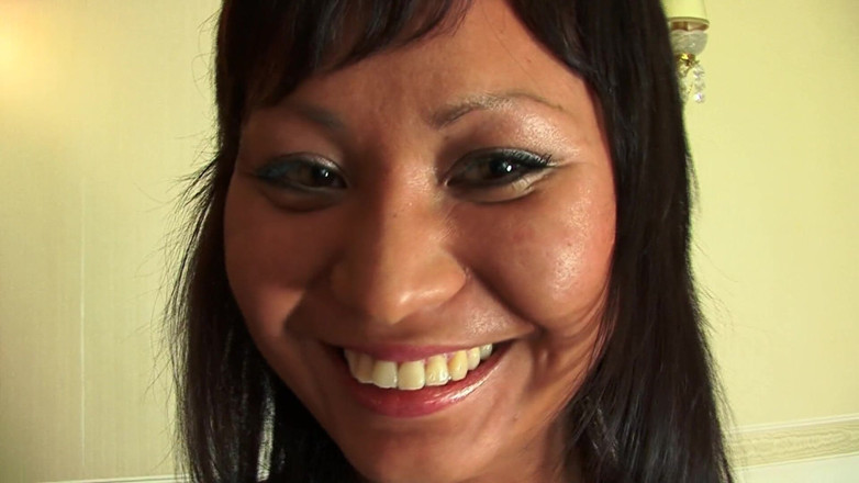 European fresh porn: Um cara jovem e bonito faz uma milf asiática feliz...