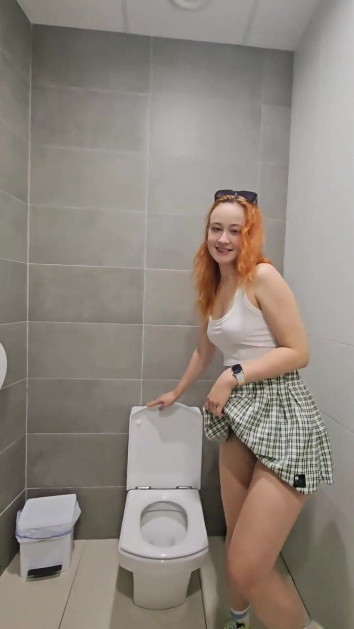 Sheryl X Sinclair: Aku lagi asik kencing di toilet umum sama temanku!