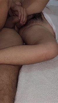 Ecco come la mia sorellastra cavalca il mio piccolo pene