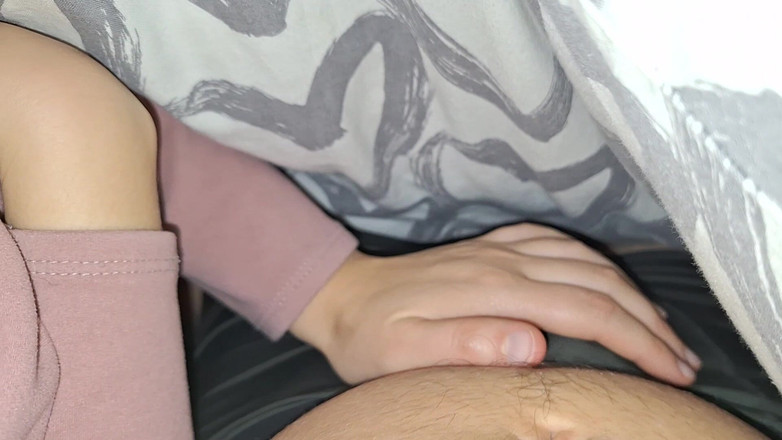 Kessieyoy: Szybka robota ręczna od mojej cycatej dziewczyny pod kocem