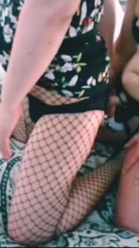J klär min man i underkläder, jag sätter min strap-on dildo och knullar honom hela vägen