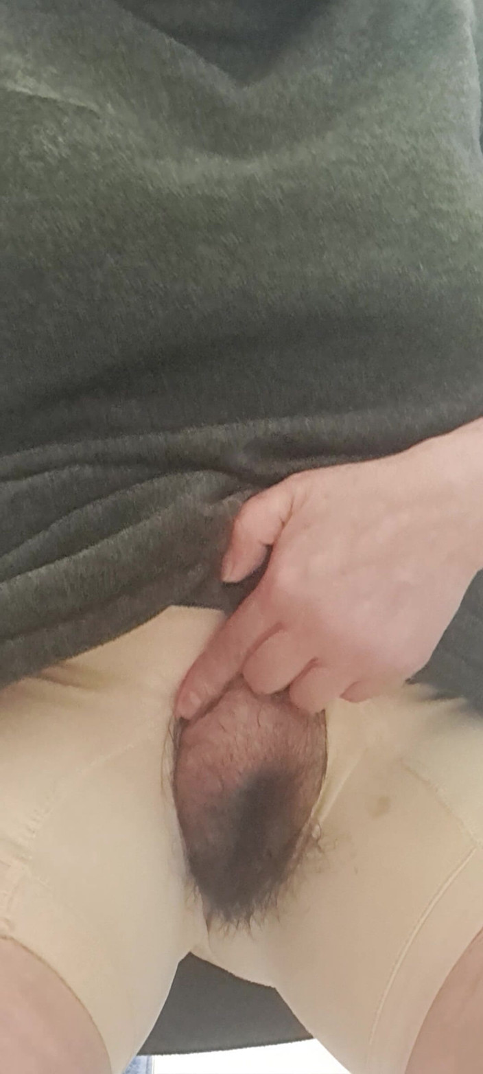 Mommy big hairy pussy: Mama trekt haar dikke kut uit het gat in haar...