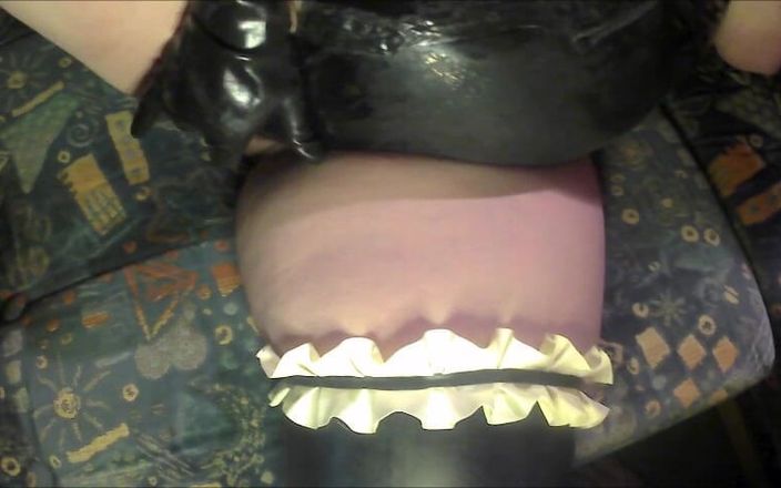 Tawny Jewells latex: Tawny is heet voor het spuiten van sperma