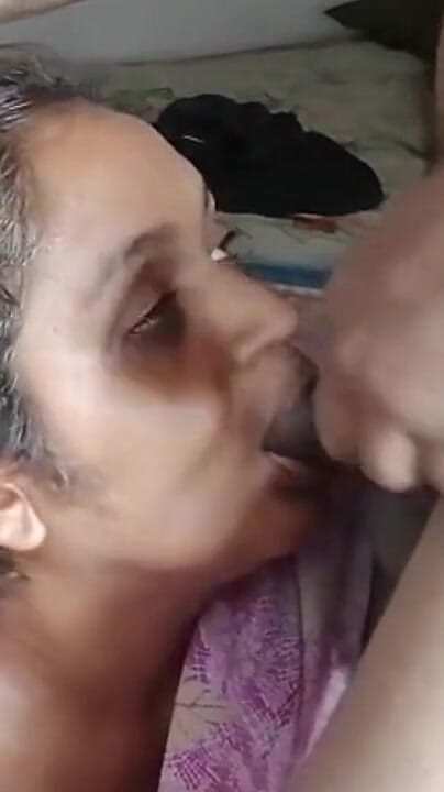 Tina Baby: mainne ghar ki naukraani ko seks vidiyo dikhaaya aur uski...