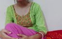 Saara Bhabhi: 印地语性爱故事角色扮演 - 印度饥渴男孩操他的继母