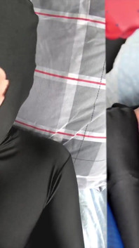 Natacha Guapa v plné černé zentai lycra kouření