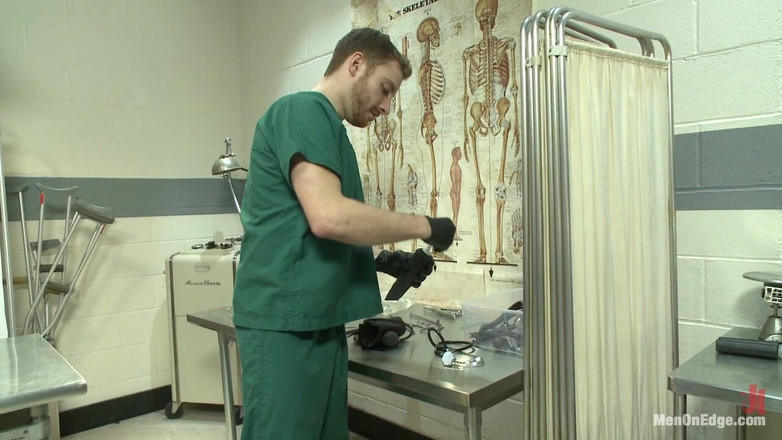 Men on Edge: カーター・ウェストは医療検査を受け、二人の変態に囲われる