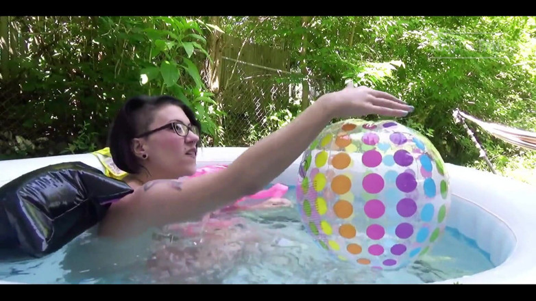 FondaDix: Diversión flotante en el jacuzzi