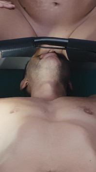 Tato židle je nejlepší nákup provedený. Lízej mi kundičku k orgasmu