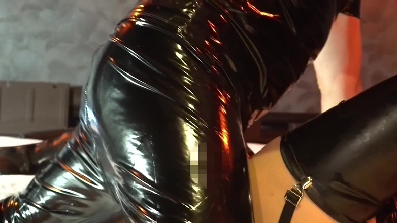 Latex AI: Sexo em um vestido de látex, botas de salto alto...