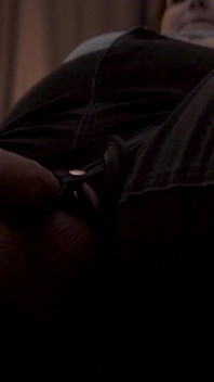 Istruzioni per masturbarsi con i vestiti, adorare i piedi della padrona e il suo strap-on
