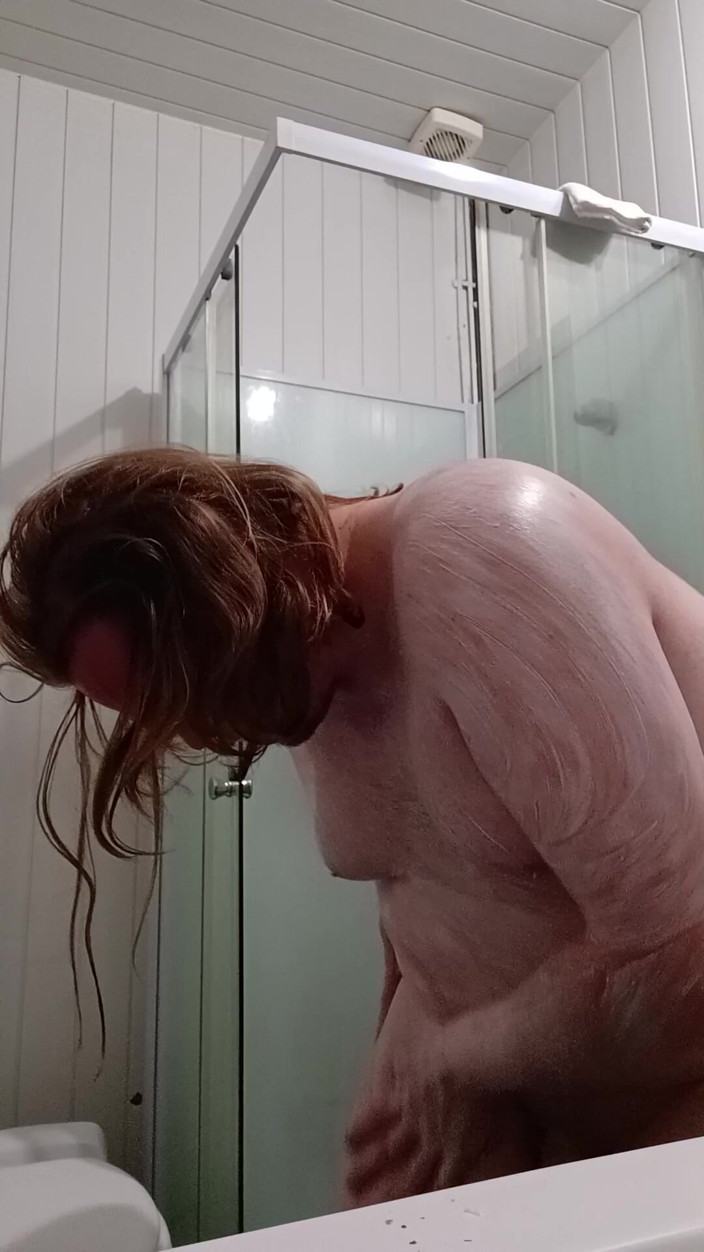 Oniasura: Ich Wachse, Dusche, Masturbiere, Benutze Meine Füße, Komme Und Trinke...