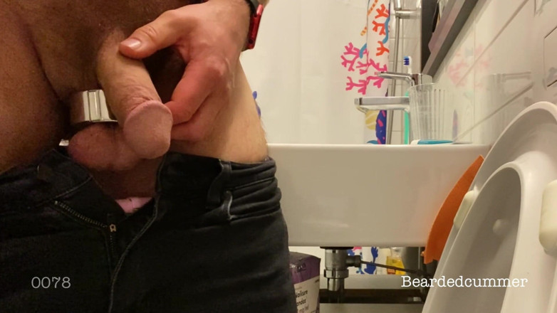 Beardedcummer: Papi pisst mit schwerem stahl-ballstretcher