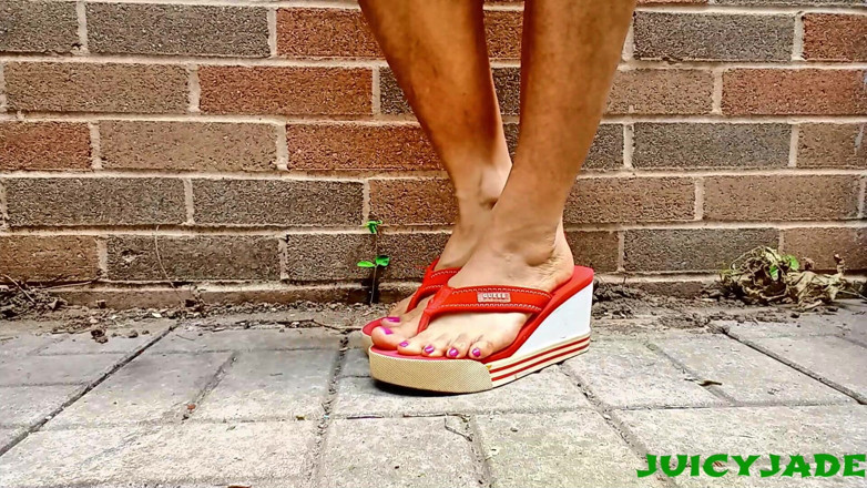 JasmineJade: Malé asijské nohy v červených žabkách na podpatku