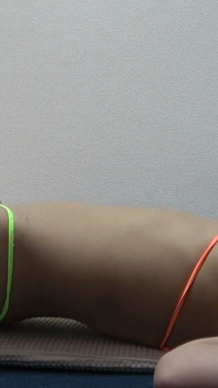 Uma garota fofa em um apartamento japonês com uma virilha de biquíni micro fio dental, os seios saindo do sutiã e o biquíni pressionando sua bunda e.