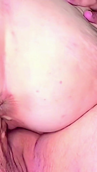 Une MILF mince chevauche une grosse bite