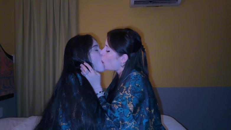 LuchCrush: ฉันเย็ดน้องสาวเลี้ยงเลสเบี้ยนแบบไม่ใส่ถุง: ภาคของสลัต