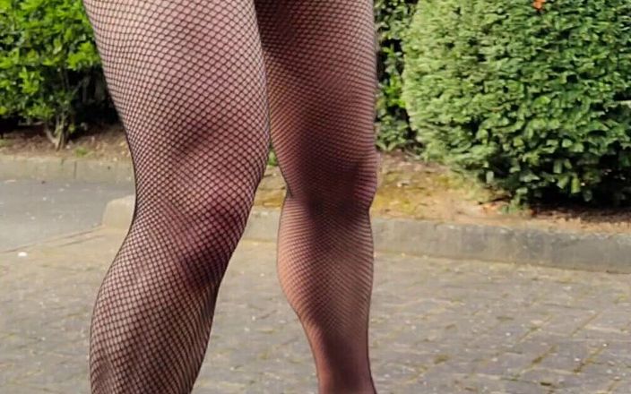 Skittle uk: Cum Oozing Through My Fishnets in Skirt and Heels