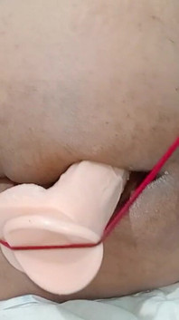 Tato nová hračka má velmi velkou hlavu, bolí mě.