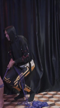 Nicky Bondage-Session am Pol