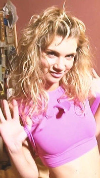 Scena futaiului dur-2 gagica blondă superbă adoră să se masturbeze cu noul ei vibrator