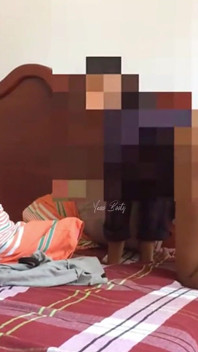 Poté, co viděl nahou sexy desi dívku sám v hotelu, měl s ní chlap z pokojové služby sex