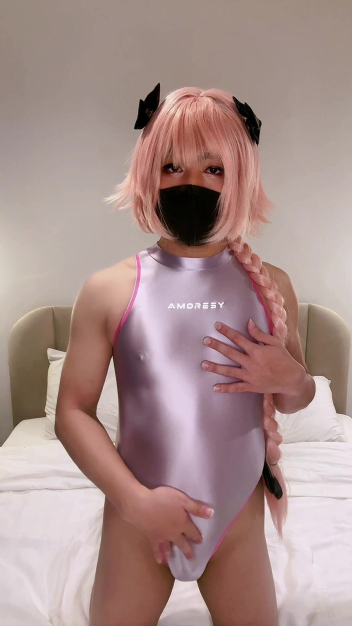 Rikka Rinn: Astolfo Femboy v těsných plavkách stříká a stříká