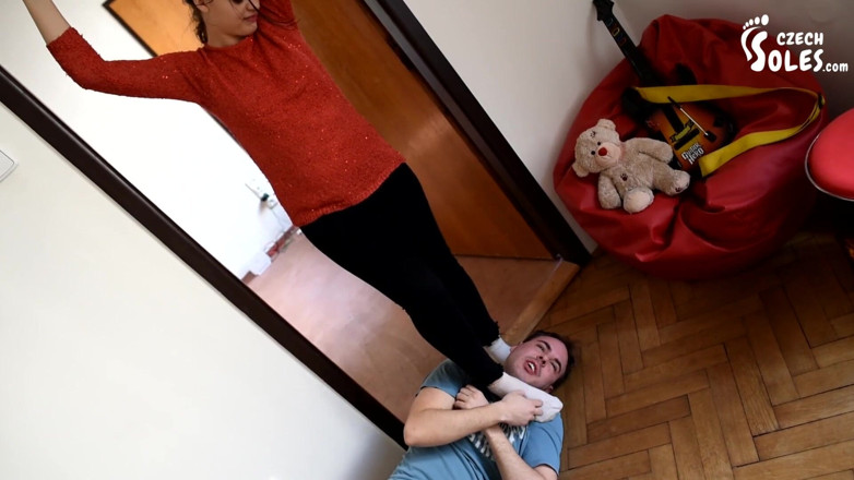 Czech Soles - foot fetish content: Awek bersenam kaki dan stoking menghirup