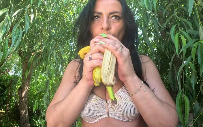 MilfyCalla: I Love Big Bananas, They Fill My Mouth.