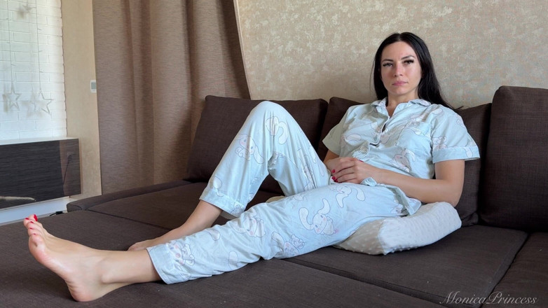 Princess Monica: Peidando De Pijama Em Um Travesseiro Enquanto Está Sentado No...