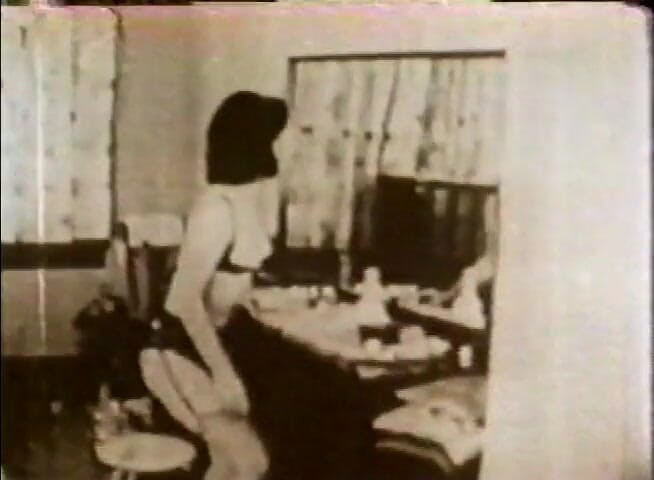Alfacontent: Putas vintage compartiendo polla en acción gangbang inversa