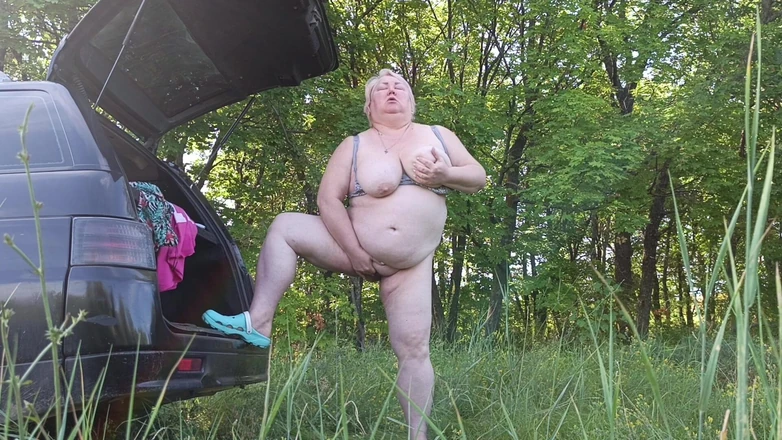 Zona901: Masturbating Her Pussy in Nature