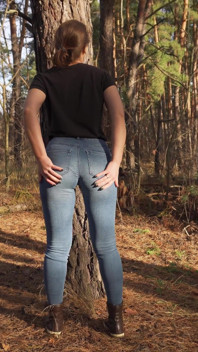 Mamă sexy incitantă în blugi strâmți tachinându-și fundul uimitor în pădure