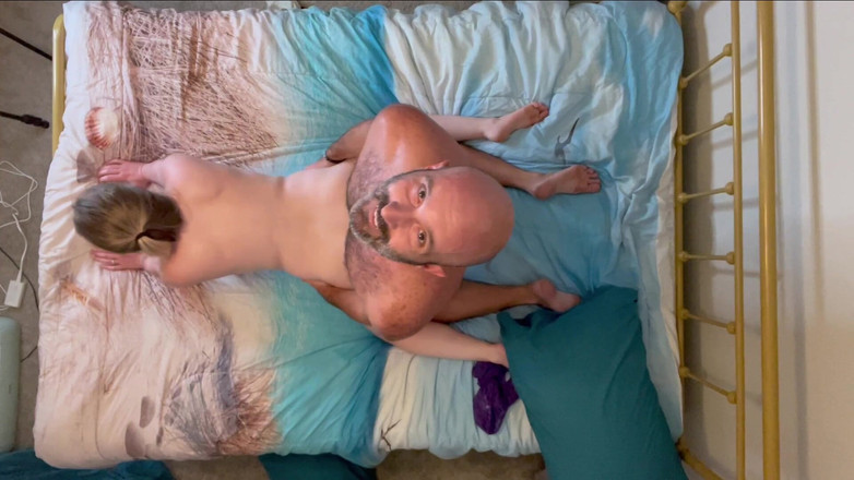 Island Boy Vids: Emma Shay ve büyük memeler tavana zıplıyor