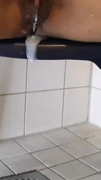 Ces deux demi-sœurs MILF - dont la chatte rebondit plus fort en crache des morceaux de vieux sperme ?
