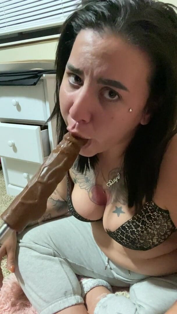 MzKiTTy91: Pawg milf gibt schlampigen blowjob auf bbc-dildo