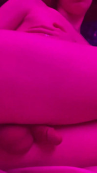 Il ragazzo effeminato rosso Ashen gioca con un dildo