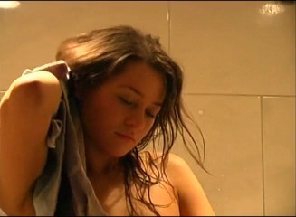 Flash Model Amateurs: Nettes teen nimmt dampfende dusche