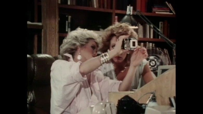 Vintage megastore: Une MILF brune excitée montre sa chatte poilue avant de...