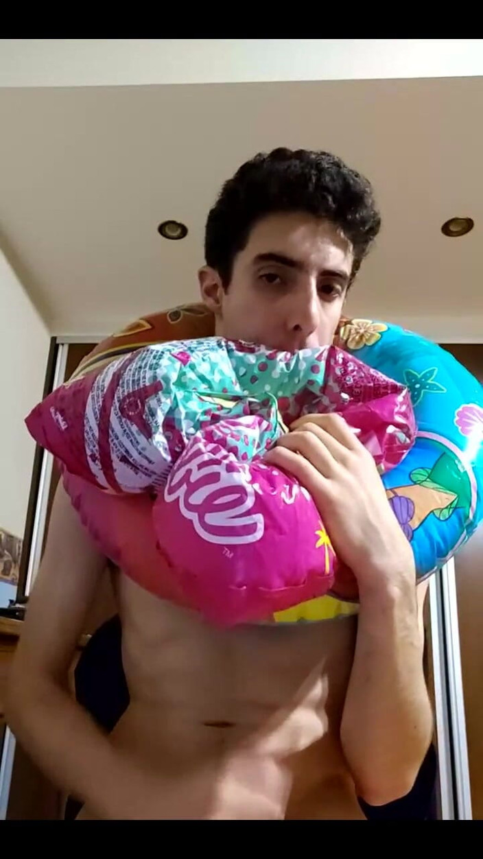 Floatie Boy: Video verticale - spompinare il maggior quantità di nuoto gonfiabile che...