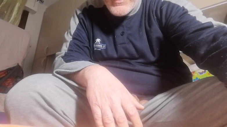 Setesesso7: Mientras yo me masturbo con pasión, ¡él rompe la silla!